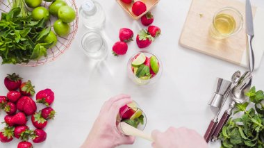 Adım adım. --Dan taze organik çilek çilek mojito hazırlanıyor.