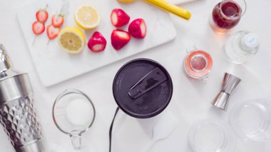 Adım adım. Hazırlama Kentucky öpücük görmemenin ile taze organik çilek kokteyli.