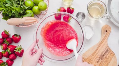 Adım adım. --Dan taze organik çilek çilek margarita hazırlanıyor.