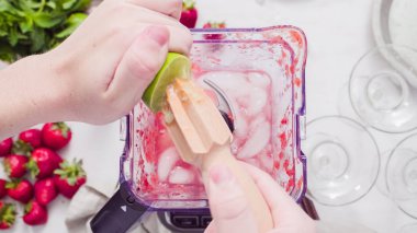 Adım adım. --Dan taze organik çilek çilek margarita hazırlanıyor.