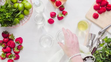 Adım adım. Meyve gelen taze organik çilek çilek mojito için dilimleme.