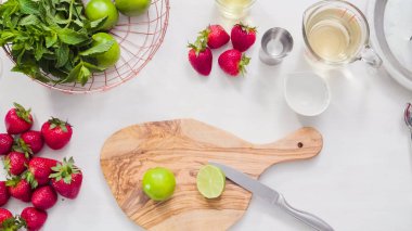 Adım adım. --Dan taze organik çilek çilek margarita hazırlanıyor.