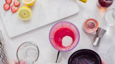 Adım adım. Hazırlama Kentucky öpücük görmemenin ile taze organik çilek kokteyli.