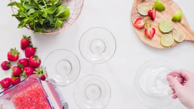 Adım adım. --Dan taze organik çilek çilek margarita hazırlanıyor.