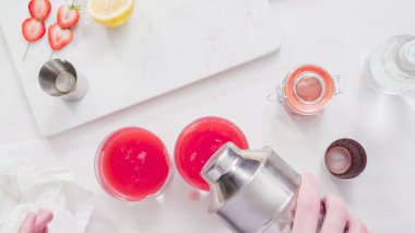 Adım adım. Hazırlama Kentucky öpücük görmemenin ile taze organik çilek kokteyli.