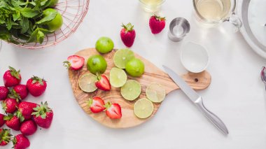 Adım adım. --Dan taze organik çilek çilek margarita hazırlanıyor.