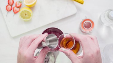 Adım adım. Hazırlama Kentucky öpücük görmemenin ile taze organik çilek kokteyli.