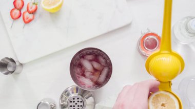 Adım adım. Hazırlama Kentucky öpücük görmemenin ile taze organik çilek kokteyli.