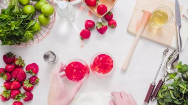 Adım adım. --Dan taze organik çilek çilek mojito hazırlanıyor.