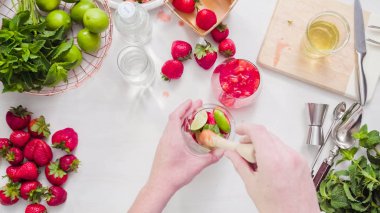 Adım adım. --Dan taze organik çilek çilek mojito hazırlanıyor.