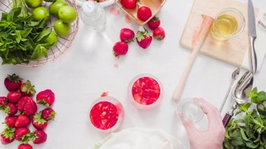 Adım adım. --Dan taze organik çilek çilek mojito hazırlanıyor.