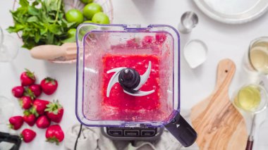 Adım adım. --Dan taze organik çilek çilek margarita hazırlanıyor.