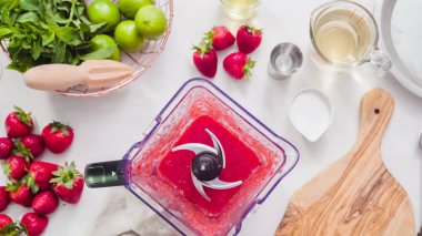 Adım adım. --Dan taze organik çilek çilek margarita hazırlanıyor.