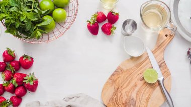 Adım adım. --Dan taze organik çilek çilek margarita hazırlanıyor.