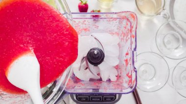 Adım adım. --Dan taze organik çilek çilek margarita hazırlanıyor.