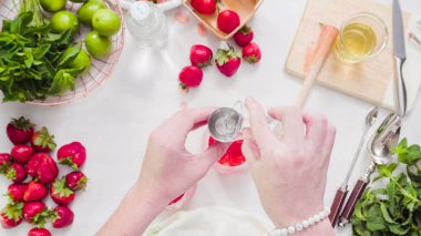 Adım adım. --Dan taze organik çilek çilek mojito hazırlanıyor.