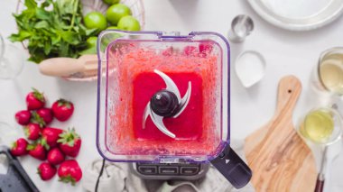 Adım adım. --Dan taze organik çilek çilek margarita hazırlanıyor.