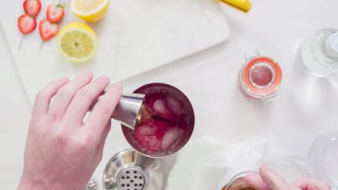 Adım adım. Hazırlama Kentucky öpücük görmemenin ile taze organik çilek kokteyli.