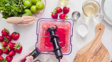 Adım adım. --Dan taze organik çilek çilek margarita hazırlanıyor.