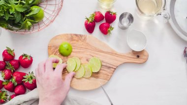 Adım adım. --Dan taze organik çilek çilek margarita hazırlanıyor.