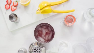 Adım adım. Hazırlama Kentucky öpücük görmemenin ile taze organik çilek kokteyli.