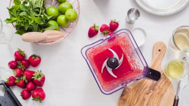 Adım adım. --Dan taze organik çilek çilek margarita hazırlanıyor.