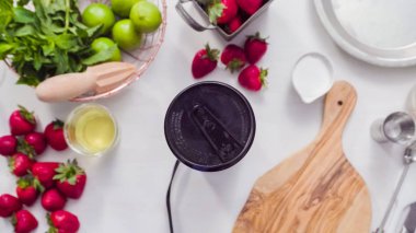 Adım adım. --Dan taze organik çilek çilek margarita hazırlanıyor.