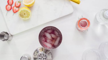 Adım adım. Hazırlama Kentucky öpücük görmemenin ile taze organik çilek kokteyli.