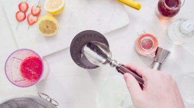 Adım adım. Hazırlama Kentucky öpücük görmemenin ile taze organik çilek kokteyli.