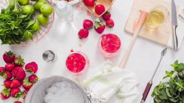 Adım adım. --Dan taze organik çilek çilek mojito hazırlanıyor.