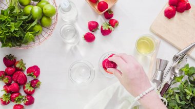 Adım adım. Meyve gelen taze organik çilek çilek mojito için dilimleme.