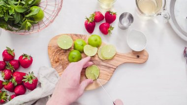 Adım adım. --Dan taze organik çilek çilek margarita hazırlanıyor.