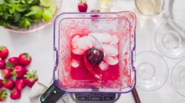 Adım adım. --Dan taze organik çilek çilek margarita hazırlanıyor.