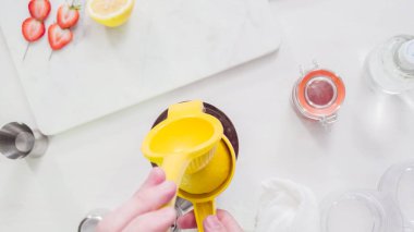 Adım adım. Hazırlama Kentucky öpücük görmemenin ile taze organik çilek kokteyli.