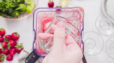 Adım adım. --Dan taze organik çilek çilek margarita hazırlanıyor.