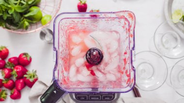 Adım adım. --Dan taze organik çilek çilek margarita hazırlanıyor.