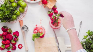 Adım adım. --Dan taze organik çilek çilek mojito hazırlanıyor.