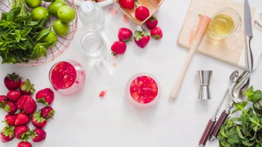 Adım adım. --Dan taze organik çilek çilek mojito hazırlanıyor.