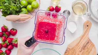 Adım adım. --Dan taze organik çilek çilek margarita hazırlanıyor.