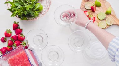 Adım adım. --Dan taze organik çilek çilek margarita hazırlanıyor.