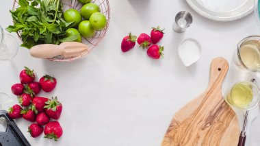 Adım adım. --Dan taze organik çilek çilek margarita hazırlanıyor.