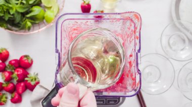 Adım adım. --Dan taze organik çilek çilek margarita hazırlanıyor.