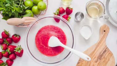 Adım adım. --Dan taze organik çilek çilek margarita hazırlanıyor.