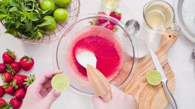 Adım adım. --Dan taze organik çilek çilek margarita hazırlanıyor.