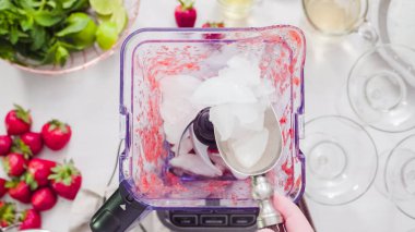 Adım adım. --Dan taze organik çilek çilek margarita hazırlanıyor.