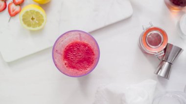 Adım adım. Hazırlama Kentucky öpücük görmemenin ile taze organik çilek kokteyli.