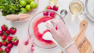 Adım adım. --Dan taze organik çilek çilek margarita hazırlanıyor.