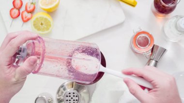 Adım adım. Hazırlama Kentucky öpücük görmemenin ile taze organik çilek kokteyli.