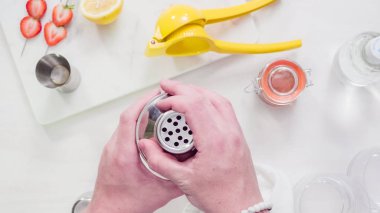 Adım adım. Hazırlama Kentucky öpücük görmemenin ile taze organik çilek kokteyli.