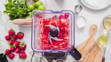 Adım adım. --Dan taze organik çilek çilek margarita hazırlanıyor.